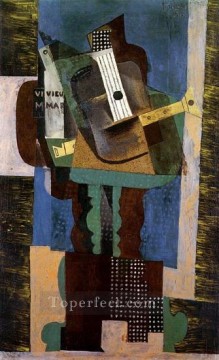 Guitarra clarinete y botella sobre una mesa 1916 Pablo Picasso Pinturas al óleo